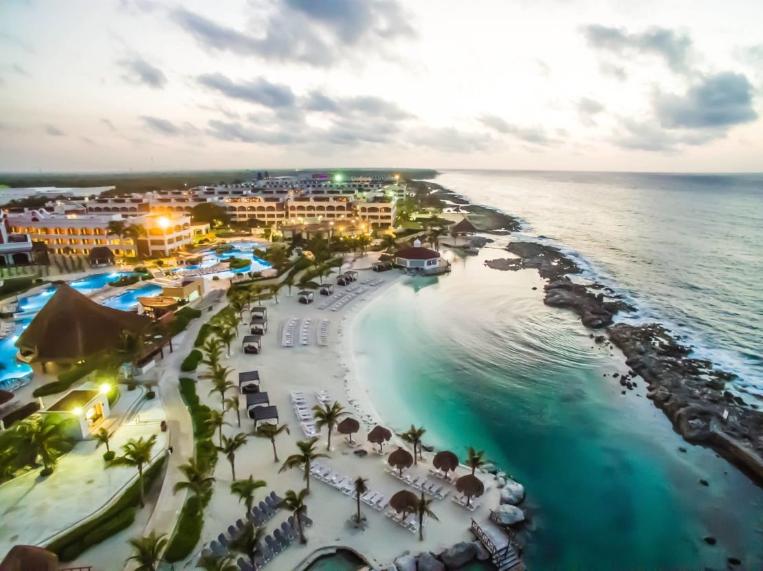 Ubicado a tan solo 15 minutos de Playa del Carmen, el Hard Rock Hotel Riviera Maya ofrece a sus huéspedes la oportunidad de disfrutar unas vacaciones estupendas en su hotel estilo hacienda.