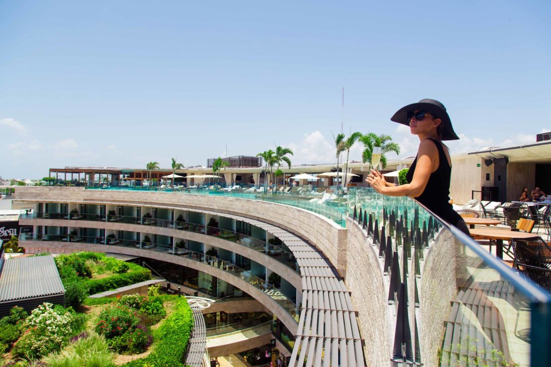 El Thompson Hotel Playa del Carmen ofrece dos experiencias hoteleras de lujo, un oasis de ensueño en el rooftop y un refugio frente a la playa. Los huéspedes vivirán de cerca el ambiente de la vibrante Quinta Avenida, degustarán los mejores platillos en CATCH en el rooftop del hotel y se relajarán en el Beach House del resort.