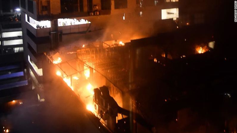 Así se veía el edificio en llamas donde un incendio se desató mientras había una fiesta en la azotea en un restaurante en Mumbai, la India.