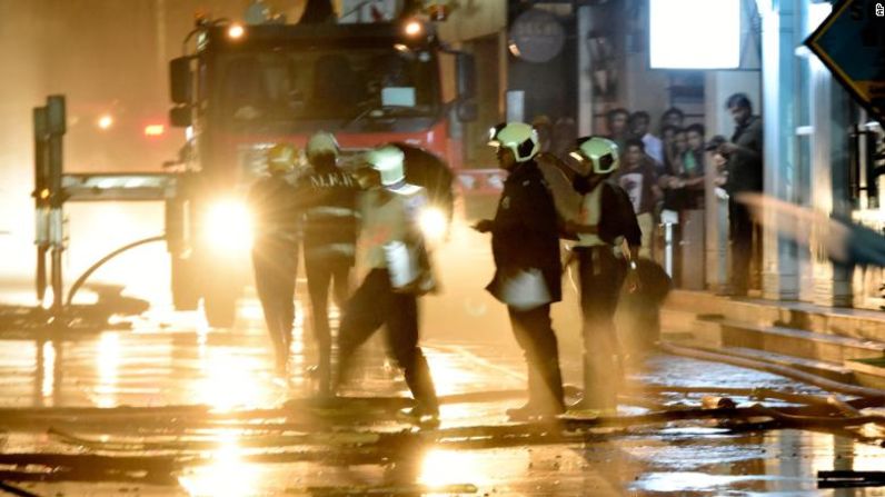 Bomberos intentan controlar las llamas en el restaurante de Mumbai.