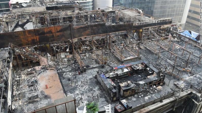 Así se veía el edificio en llamas donde un incendio se desató mientras había una fiesta en la azotea en un restaurante en Mumbai, la India.