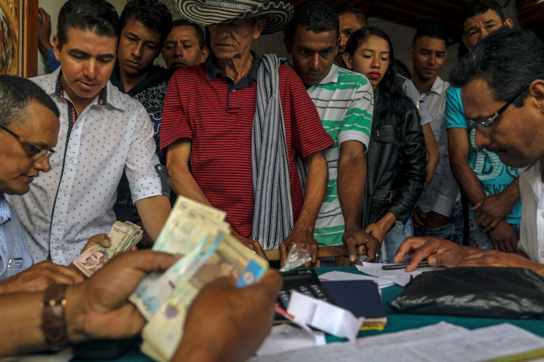 Trabajadores del café en Colombia reciben su salario.