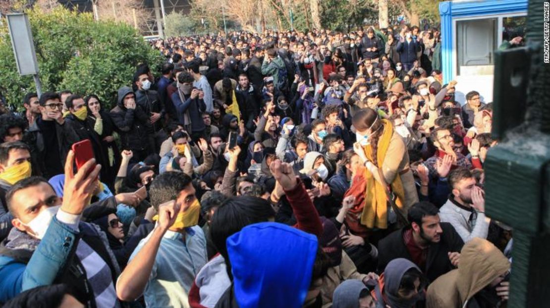 Un grupo de personas protestan contra el gobierno de Irán.