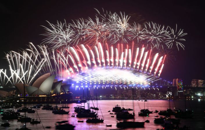 El mundo está de fiesta. Las celebraciones por el Año Nuevo se suceden en cada esquina del mundo. En Sydney, Australia, los fuegos artificiales decoran la tradicional postal del edificio de la Ópera y el Puente Harbour.