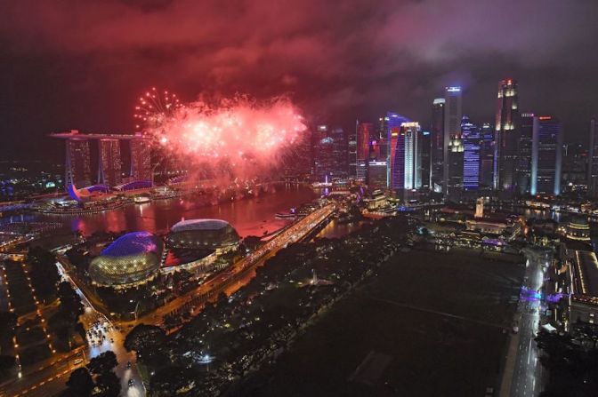 Un espectáculo de fuegos artificiales iluminó el cielo de Singapur para celebrar la llegada del nuevo año.