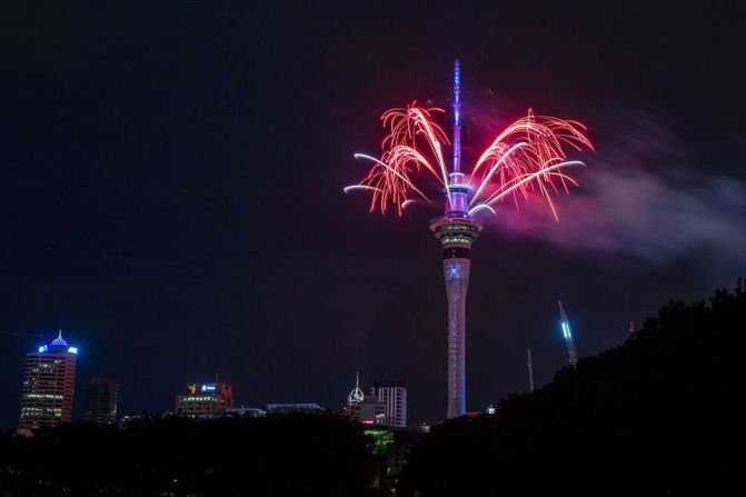 Más de cinco minutos de fuegos artificiales desde la Torre Sky en Auckland dieron la bienvenida al 2018 en Nueva Zelandia.