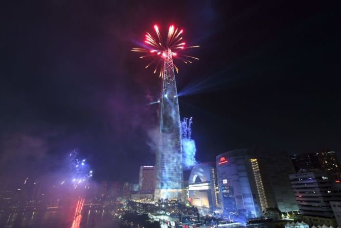 Fuegos artificiales por el nuevo año desde el edificio Lotte World Tower, de 123 pisos, en Seúl, Corea del Sur.