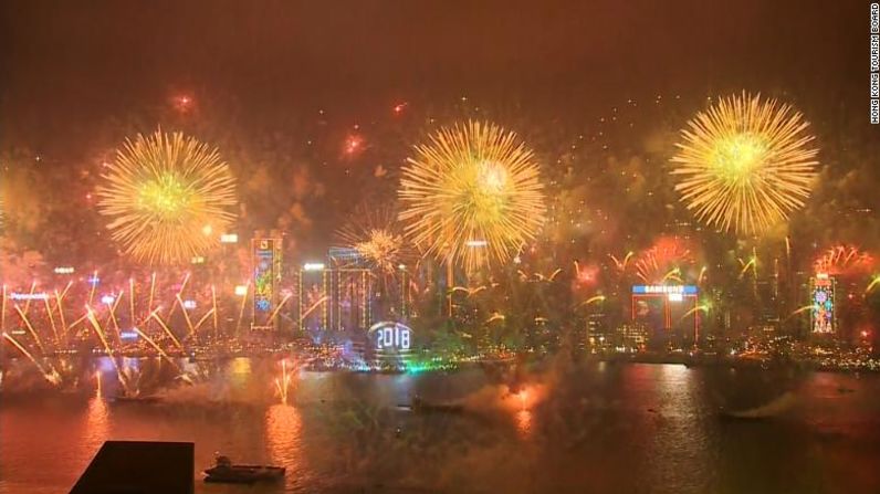 Impresionante espectáculo de fuegos artificiales en Hong Kong para celebrar la llegada del año nuevo.