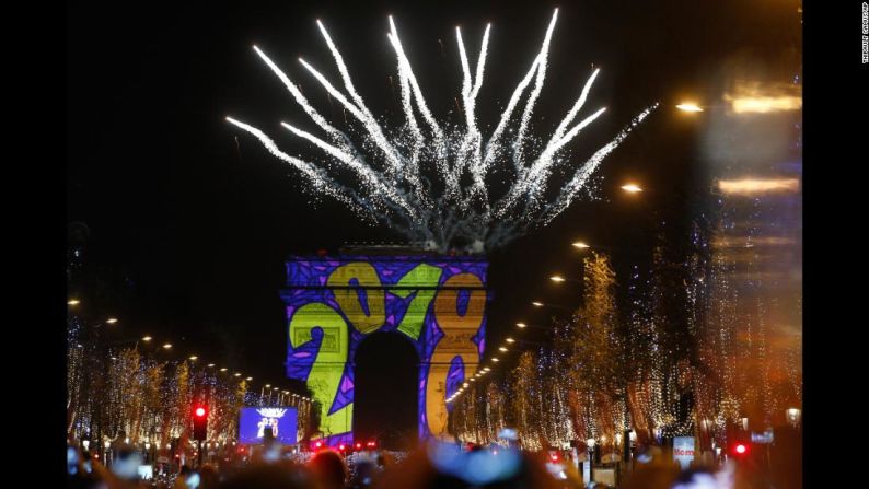 Luces y juegos pirotécnicos en el Arco del Triunfo en los Campos Elíseos de París.