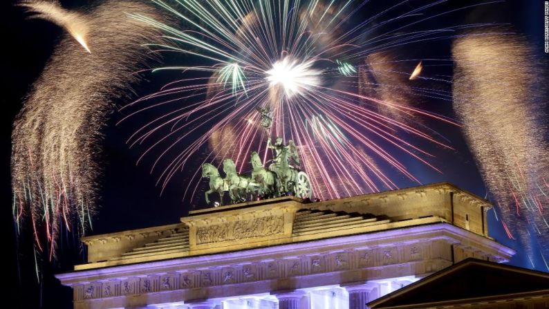 Impresionante despliegue de fuegos artificiales en la Puerta de Brandeburgo en Berlín.