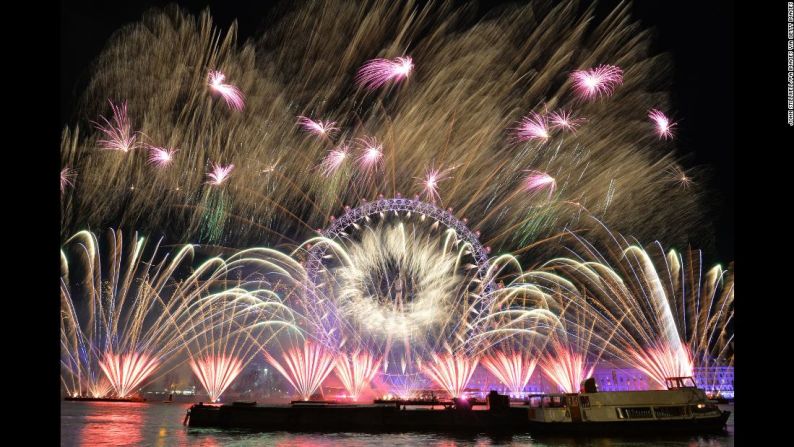 Fuegos artificiales sobre el London Eye en Londres.