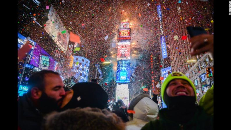 Más de una tonelada de confeti cayó sobre la gente en Times Square en Nueva York.