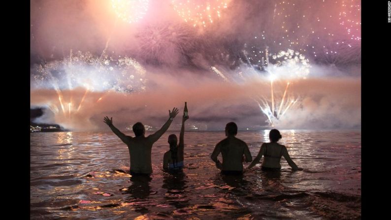 Fuegos artificiales en la playa de Copacabana en Río de Janeiro.