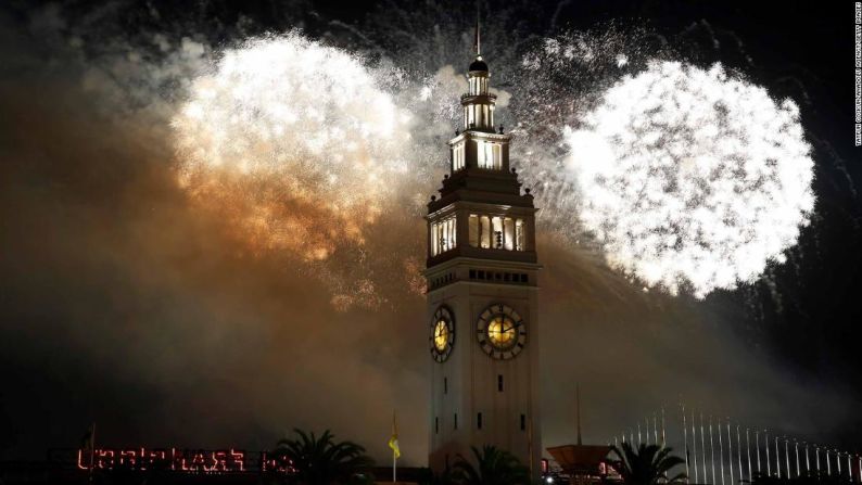 Fuegos artificiales iluminaron el cielo de San Francisco.