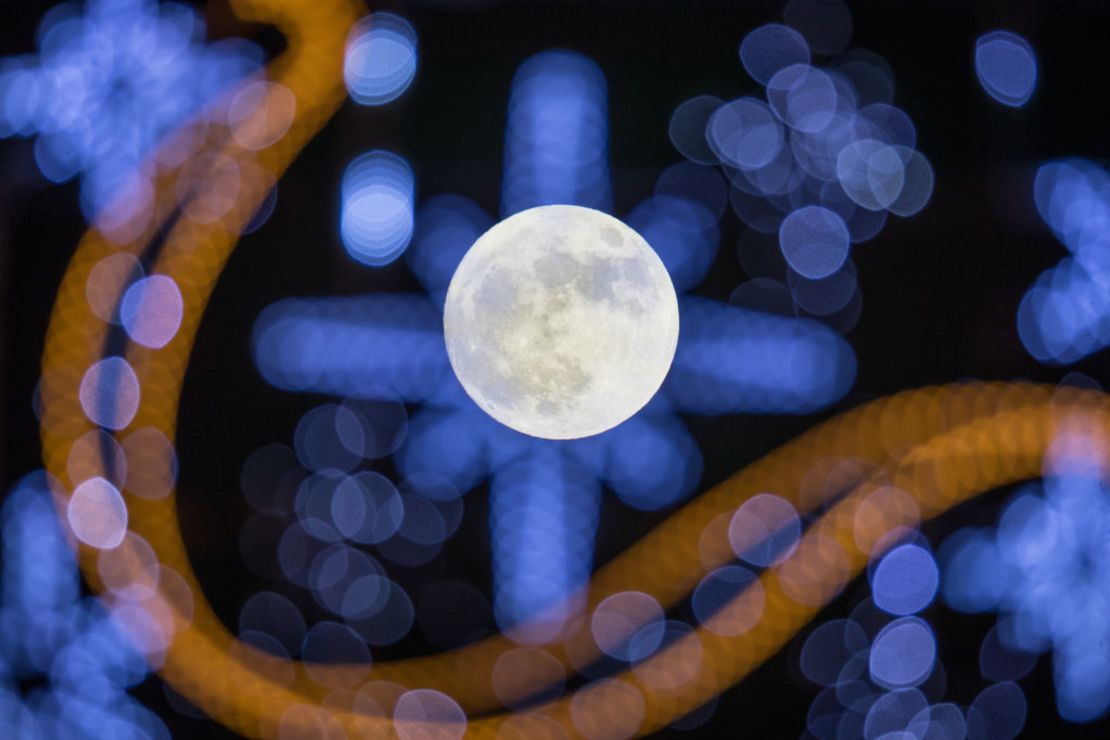 CNNE 481211 - supermoon rises over wells