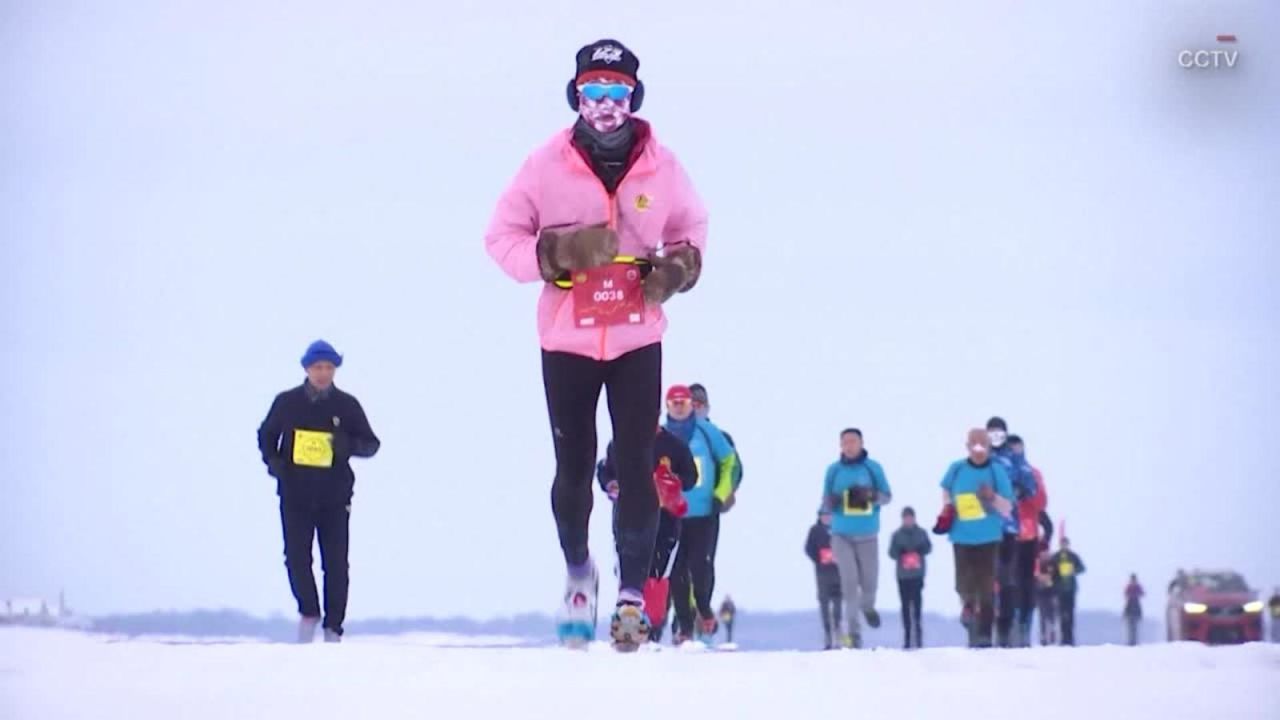 Maratón sobre hielo en China para celebrar el año nuevo.