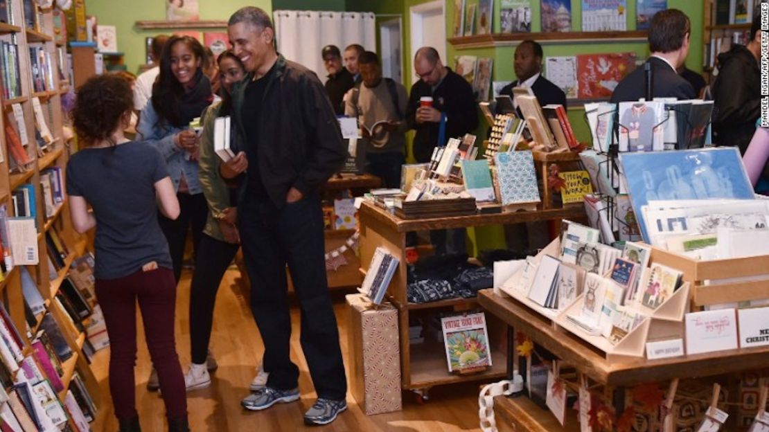 En esta foto aparece el presidente Barack Obama con Anna Thron administradora de la librería Upshur Street Books a la que fue de compras con sus hijas Malia y Sasha en noviembre de 2015.