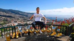 CNNE 481523 - cristiano ronaldo ano nuevo festejo trofeos