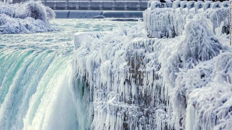 Una parte congelada de las cataratas Horseshoe en Niágara, Ontario, el 29 de diciembre de 2017. El agua sigue fluyendo, pero todo alrededor está congelado.