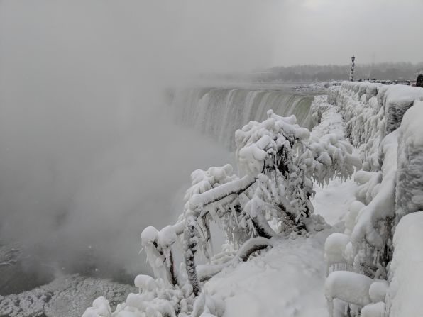 El frío logró congelar porciones de las monstruosas cataratas del Niágara, convirtiendo la atracción en un paraíso helado y resplandeciente.