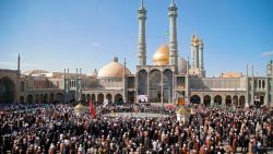Manifestantes progobierno se reúnen en el santuario de Massoumeh en la ciudad sagrada de Qom en Irán, a unos 130 kilómetros al sur de Teherán, el 3 de enero de 2018.