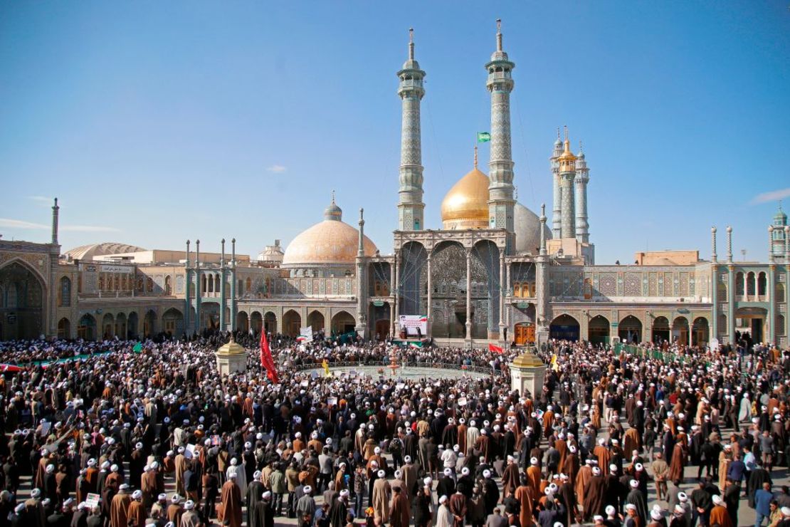 Manifestantes progobierno se reúnen en el santuario de Massoumeh en la ciudad sagrada de Qom en Irán, a unos 130 kilómetros al sur de Teherán, el 3 de enero de 2018.