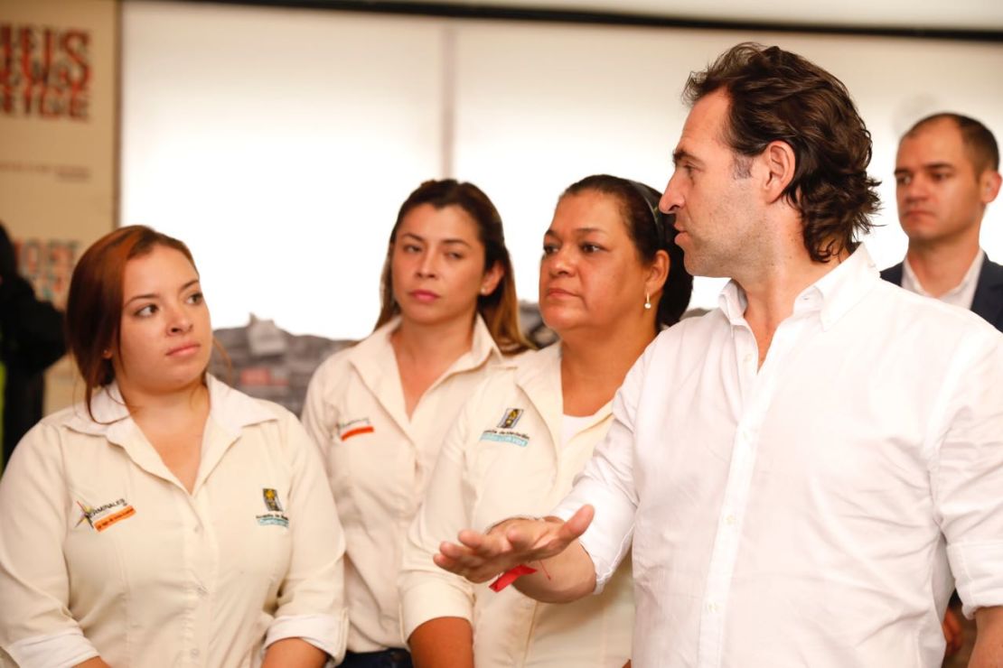 Las tres trabajadoras de la Alcaldía de Medellín y el alcalde Federico Gutiérres.