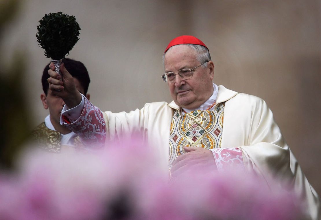 Foto de archivo. En esta imagen de 2005 aparece el entonces secretario de Estado del Vaticano, cardenal Angelo Sodano, en una misa en la Santa Sede. Sodano era el nuncio apostólico en Santiago de Chile en el momento del asilo de los cuatro guerrilleros del MIR en 1984.