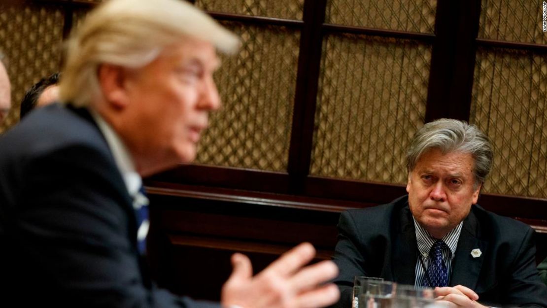 El ex estratega jefe de la Casa Blanca Steve Bannon escucha hablar al presidente Donald Trump durante una reunión sobre ciberseguridad en el Salón Roosevelt de la Casa Blanca en Washington, el 31 de enero de 2017.