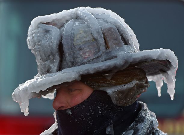 El casco de un bombero está encapsulado en hielo después de que luchara contra las llamas en Nahant, Massachusetts.