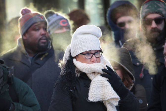 Las personas se enfrentaron a temperaturas bajo cero en Chicago en camino al trabajo este 2 de enero.