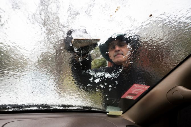 Omar Elkhaldi quita el hielo de su parabrisas en Savannah, Georgia, este 3 de enero. Las autoridades han cerrado varias vías y autopistas por congelamiento.