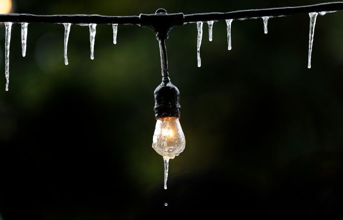 Pequeños témpanos de hielo se forman en una luz en Houston, Texas, este 2 de enero.