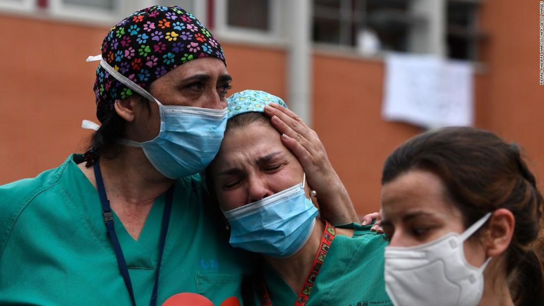 Trabajadores de salud durante un aplauso en memoria de su compañero de trabajo Esteban, un enfermero que falleció por coronavirus en el Hospital Severo Ochoa de Leganés, cerca de Madrid, el 10 de abril de 2020.