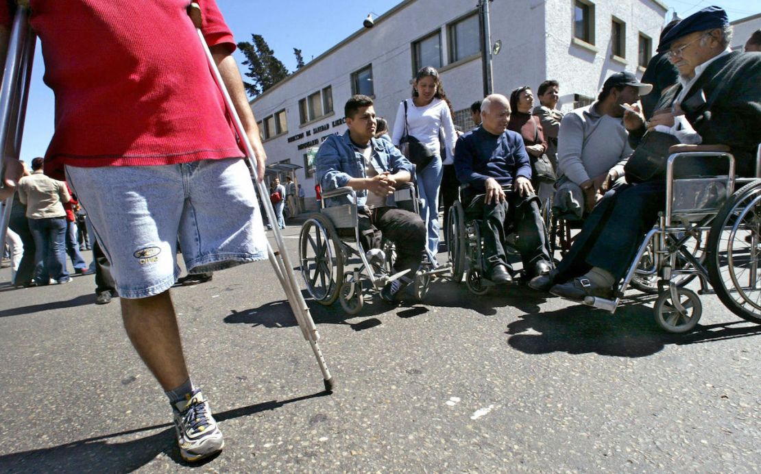 Foto de archivo. En esta imagen aparece un grupo de expolicías y exsoldados con discapacidad durante una protesta en las calles de Bogotá en febrero de 2004.