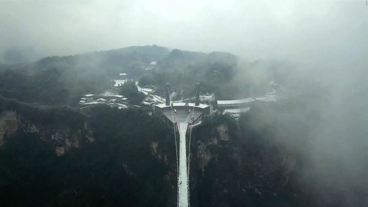 CNNE 482370 - puente cristal congelado china