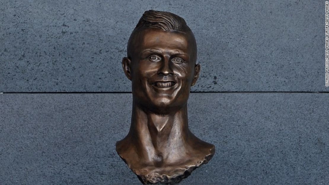 El busto original de Cristiano Ronaldo en el aeropuerto de Madeira.