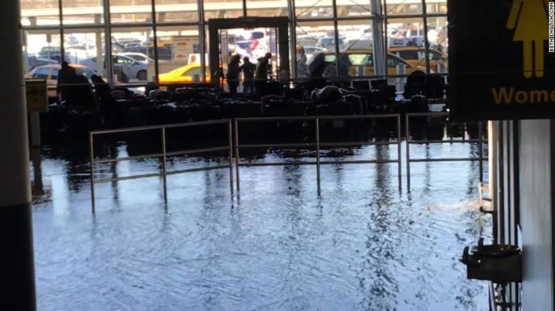 Fuga de agua inunda parte del aeropuerto de Nueva York.