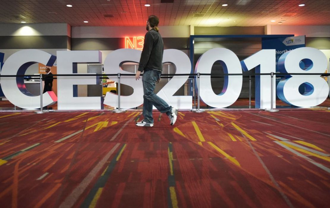 Un hombre camina frente al letrero de la Feria de Electrónica de Consumo en Las Vegas, el 6 de enero de 2017.