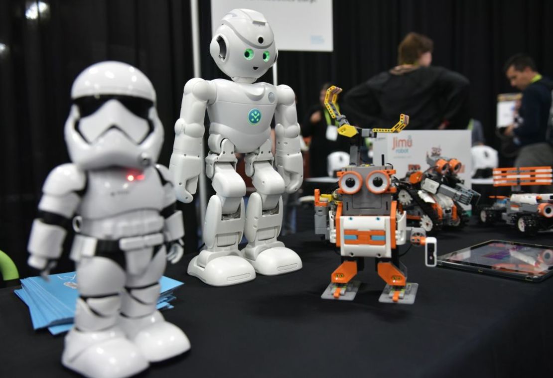 Robots UBTECH que incluyen el "Stormtrooper" First Order (a la izquierda) y el asistente de voz de Amazon, Alexa, durante el evento de presentación en la CES 2018 en Las Vegas.