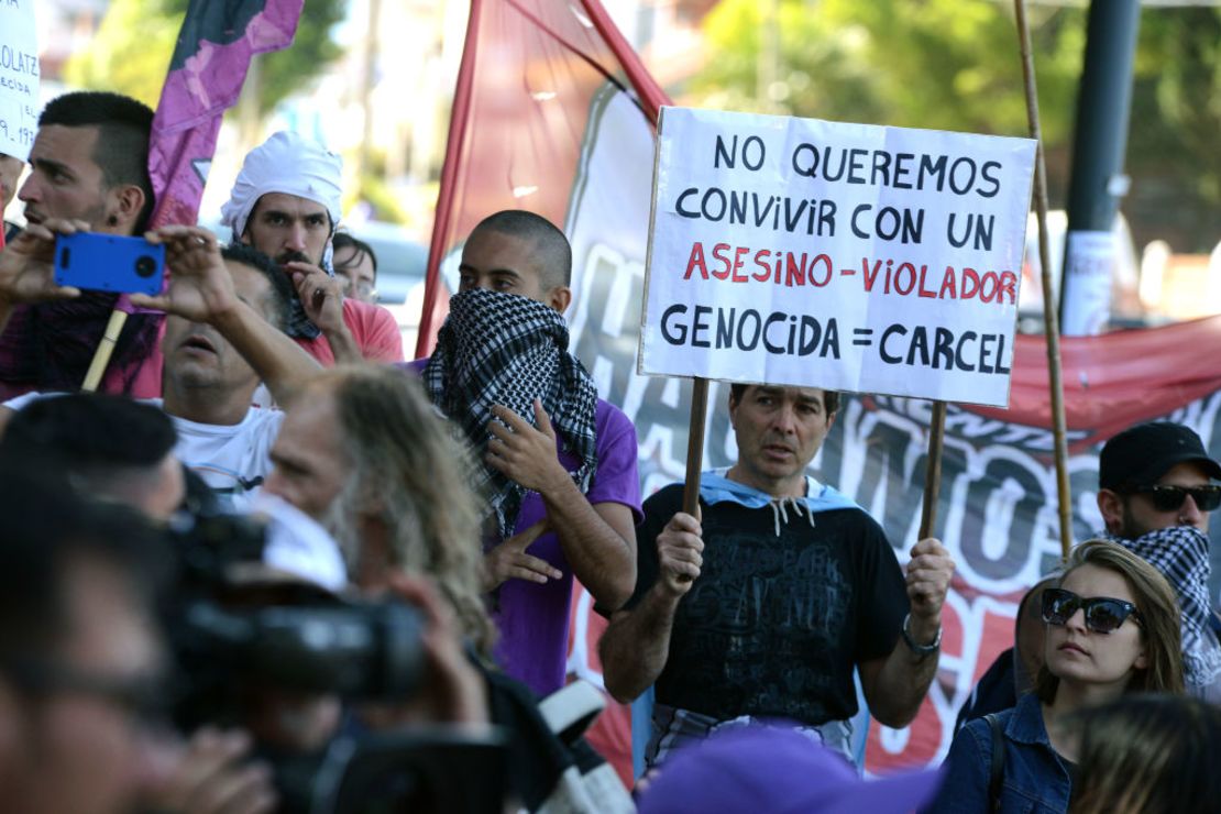 Activistas protestan a las afueras de la casa del exjefe de policía de Buenos Aires, Miguel Etchecolatz luego de que la justicia le concediera la medida de casa por cárcel debido a su avanzada edad. Mar del Plata, Argentina, enero 7 de 2018.