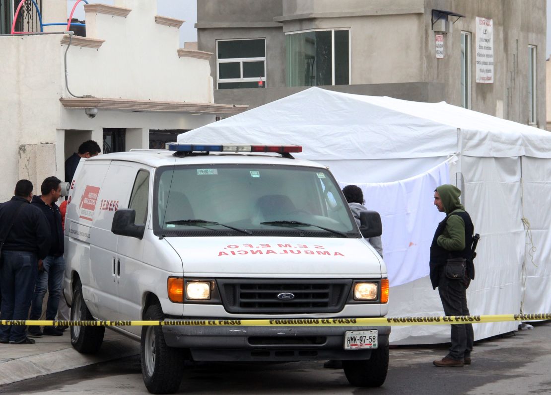 Police and forensic personnel work on a crime scene where attackers burst during a party and murdered 11 people in Tizayuca, Hidalgo state, Mexico, on July 13, 2017.Gunmen burst into a home in central Mexico during a party and killed 11 people, Una ambulancia con personal forense que va a buscar un cadáver, una escena que se repite este año.