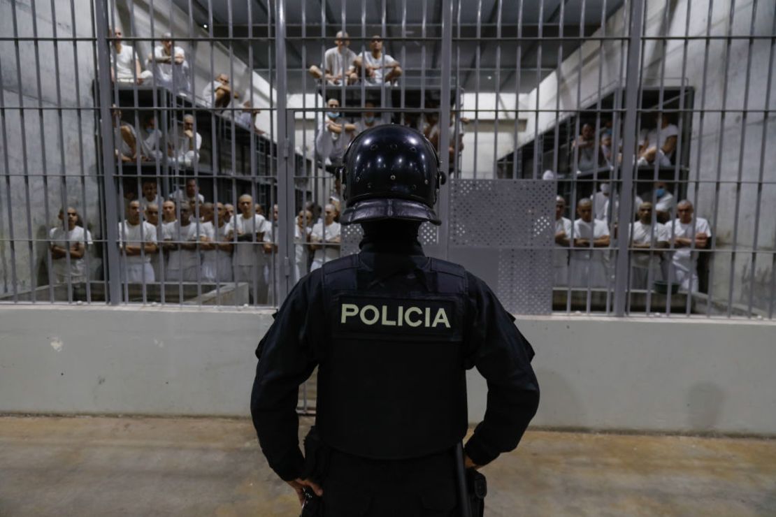 Un agente con equipo antidisturbios patrulla dentro de una celda en el CECOT en Tecoluca el 6 de febrero de 2024 en San Vicente, El Salvador. Crédito: Alex Peña/Getty Images