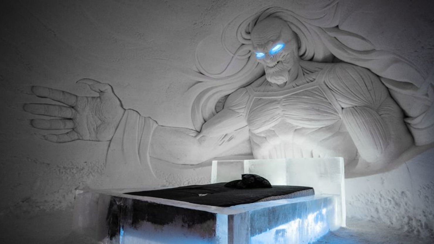 Experiencia en el Ártico: en cada habitación hay una figura de hielo que hace alusión a la famosa serie de televisión, como este White Walker, que parece de pesadilla.