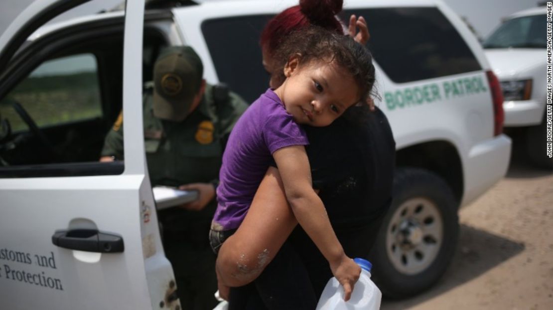 Una madre y su hijo de 3 años de El Salvador aguardan el transporte a un centro de procesamiento de inmigrantes, tras cruzar el Río Grande hacia Estados Unidos, el 24 de julio de 2014.