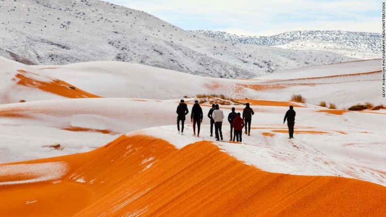 Nieve en el desierto del Sahara cerca de la ciudad de Ain Sefra, Argelia