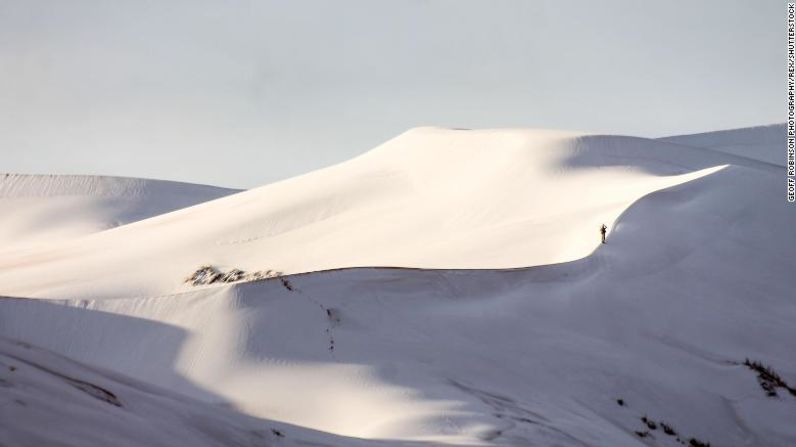 Es un buen momento para el clima extraño, y no es mucho más extraño que la nieve que cae en uno de los lugares más calientes del mundo. El domingo, Ain Sefra, una ciudad del desierto en Argelia conocida como la "Puerta de entrada al Sahara", experimentó una gran cantidad de nieve, según informes, por tercera vez en 40 años. Algunos reportes dicen que partes del área obtuvieron cerca de 40 centímetros de nieve.