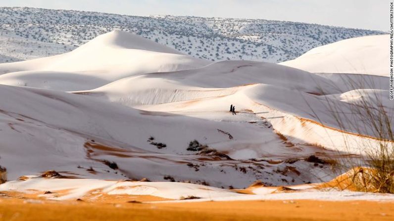 Ahora, no es raro que la temperatura, incluso en los desiertos más calientes, baje decenas de grados por la noche, lo que significa que la nieve podría permanecer por un tiempo antes de derretirse.Los fotógrafos en el lugar dijeron que la nieve se mantuvo intacta durante una buena parte del día.