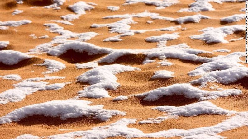 "Nos sorprendimos mucho cuando nos despertamos para ver nieve otra vez", dijo el fotógrafo Karim Bouchetata a Shutterstock. "Estuvo todo el día el domingo y comenzó a derretirse alrededor de las 5 p.m.", agregó. En los últimos 39 años solo ha nevado tres veces en esta área: en diciembre del 2016, en enero del 2017 y ahora, en enero del 2018.