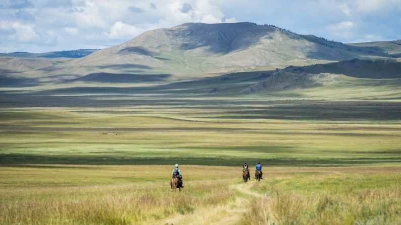 Mongol Derby, Mongolia: esta aventura a caballo de 1.000 kilómetros lleva a los viajeros a uno de los países más remotos del mundo, arreando caballos entre 25 tradicionales estaciones.